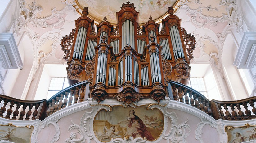 Die Silbermann-Orgel mit dem Fresco der Heiligen Cäcilia, die selbst eine Orgel spielt, von Giuseppe Appiani 1761. Hauptwerkprospekt aus Eichenholz. Foto: Stiele-Werdermann, Konstanz